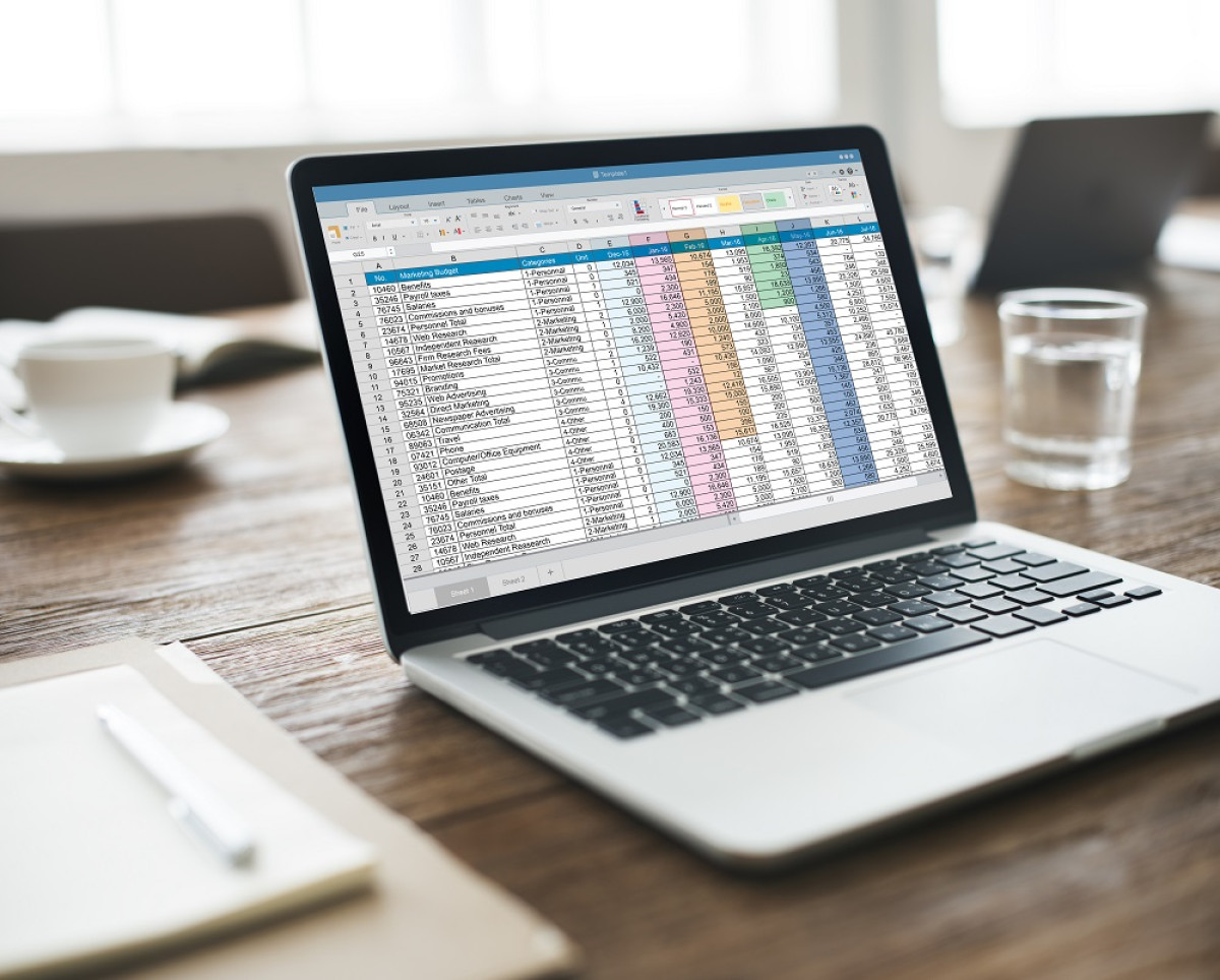 tableur dense ouvert sur un ordinateur portable au bureau